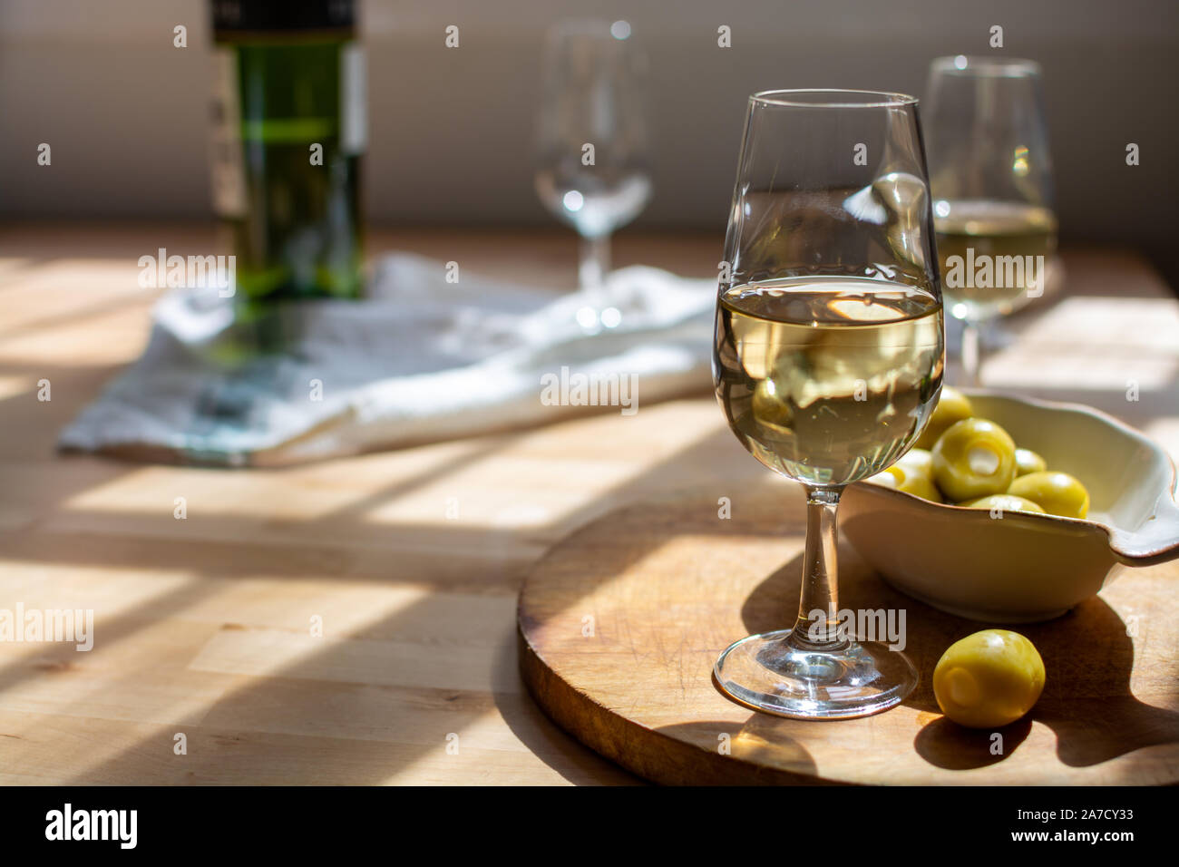 Dégustation de vin de xérès sec, fino, manzanilla ou vin de Xérès palomino dans les verres, Jerez de la Frontera, Andalousie, Espagne close up Banque D'Images