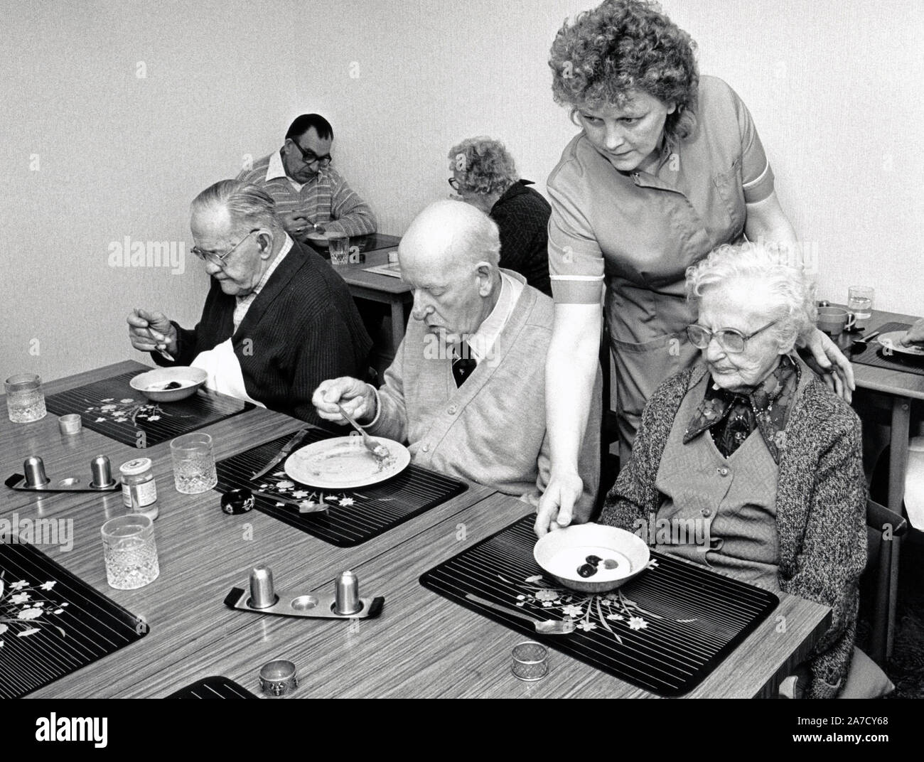 Personnes âgées accueil résidentiel, Nottingham (Angleterre) Mars 1988 Banque D'Images