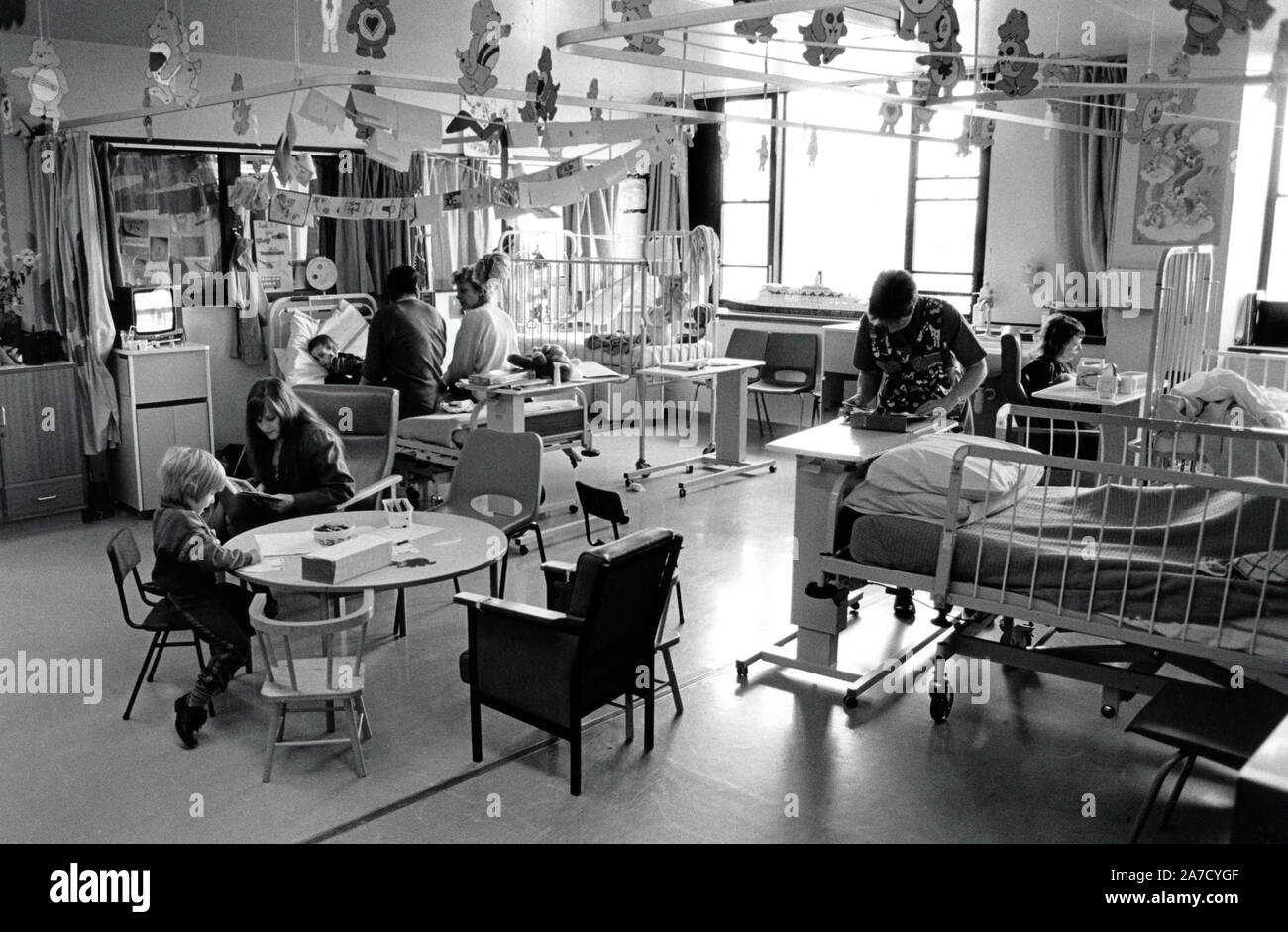 Salle commune des enfants, Queen's Medical Center, l'hôpital Mars 1989 Nottingham UK Banque D'Images