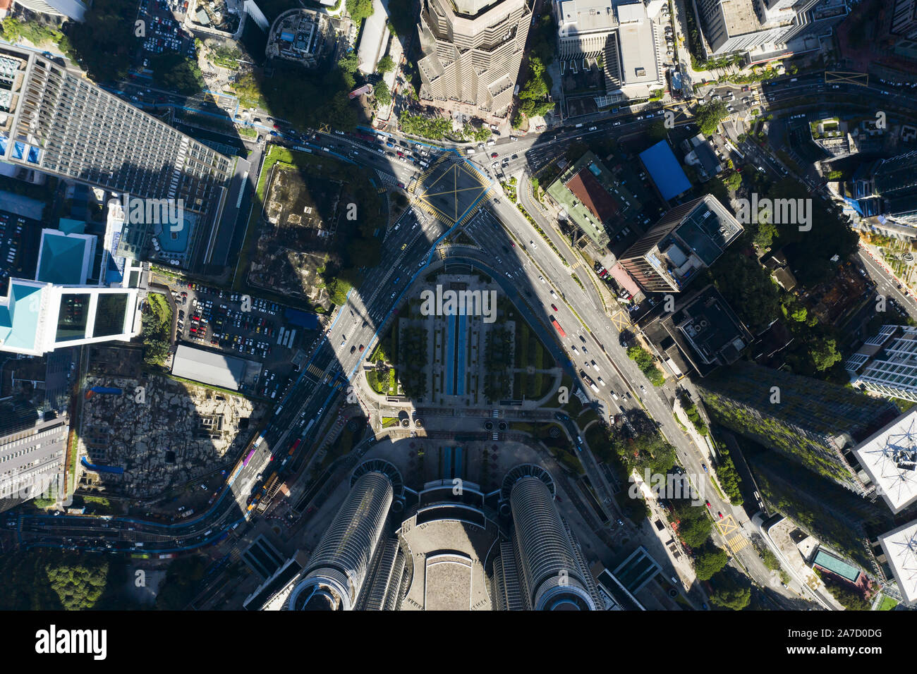 Vue de dessus, superbe vue aérienne de la ville de Kuala Lumpur avec de beaux gratte-ciel et une intersection routière. Banque D'Images