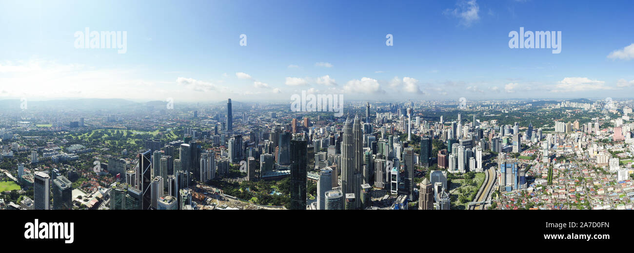 Vue de dessus, une superbe vue panoramique de la ville de Kuala Lumpur pendant une journée nuageuse. Banque D'Images