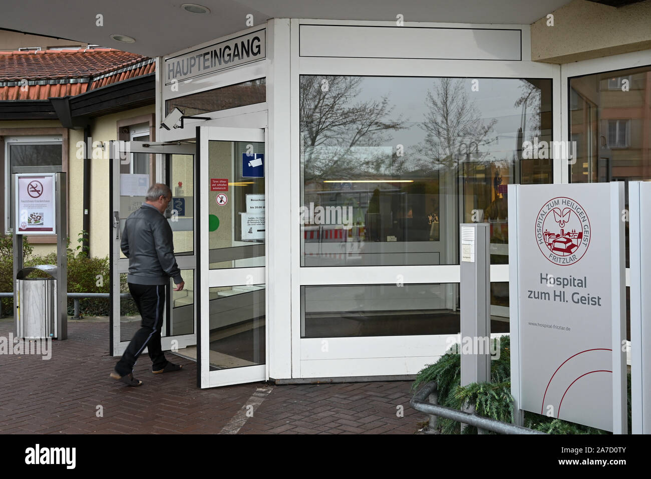 Fritzlar, Allemagne. 06Th Nov, 2019. L'entrée principale de l'hôpital Hôpital 'zum Heiligen Geist". Un faux médecin aurait assommé des patients en clinique sans une formation appropriée. Selon l'accusation, le décès de quatre personnes. La femme est maintenant en détention. Credit : Uwe Zucchi/dpa/Alamy Live News Banque D'Images