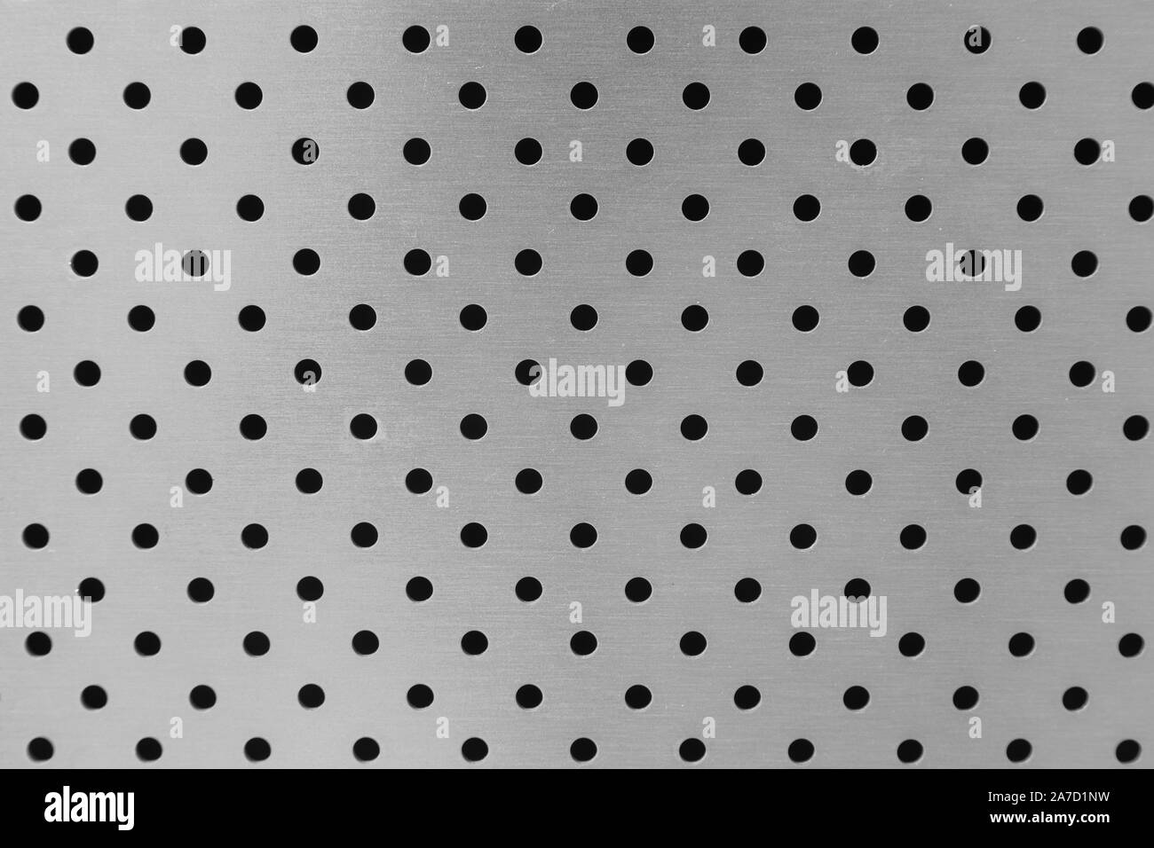 Close-up of light metal surface de mur lisse avec des ouvertures rondes Banque D'Images