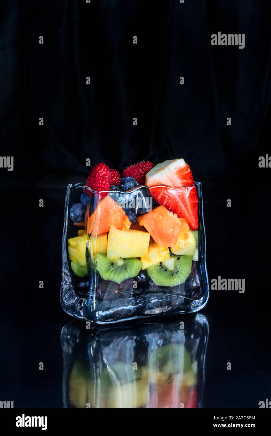 La salade de fruits dans le verre Banque D'Images
