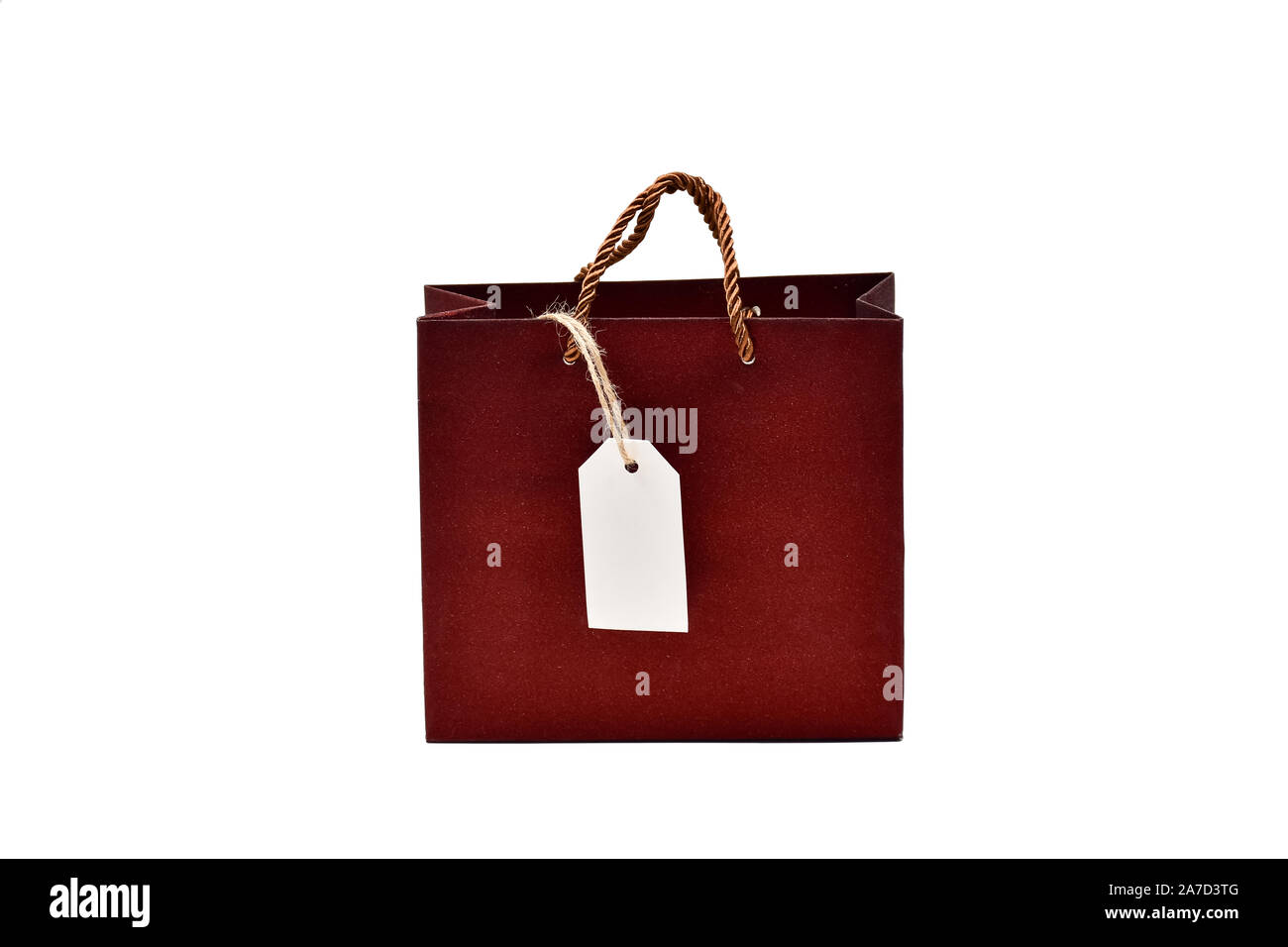 Sac cadeau avec étiquette isolé sur fond blanc Banque D'Images