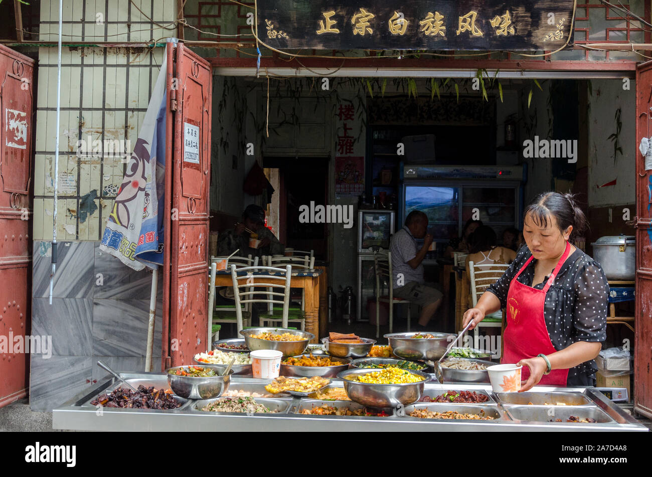 L'alimentation de rue dans la vieille ville de Dali, Dali, Yunnan Banque D'Images