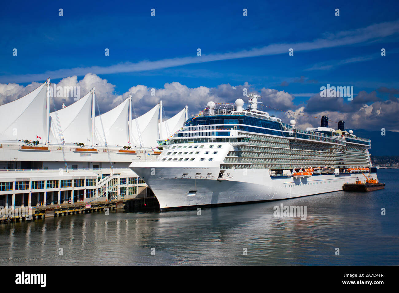 Bateau de croisière au quai de Canada Place à Vancouver, Colombie-Britannique, Canada. Banque D'Images