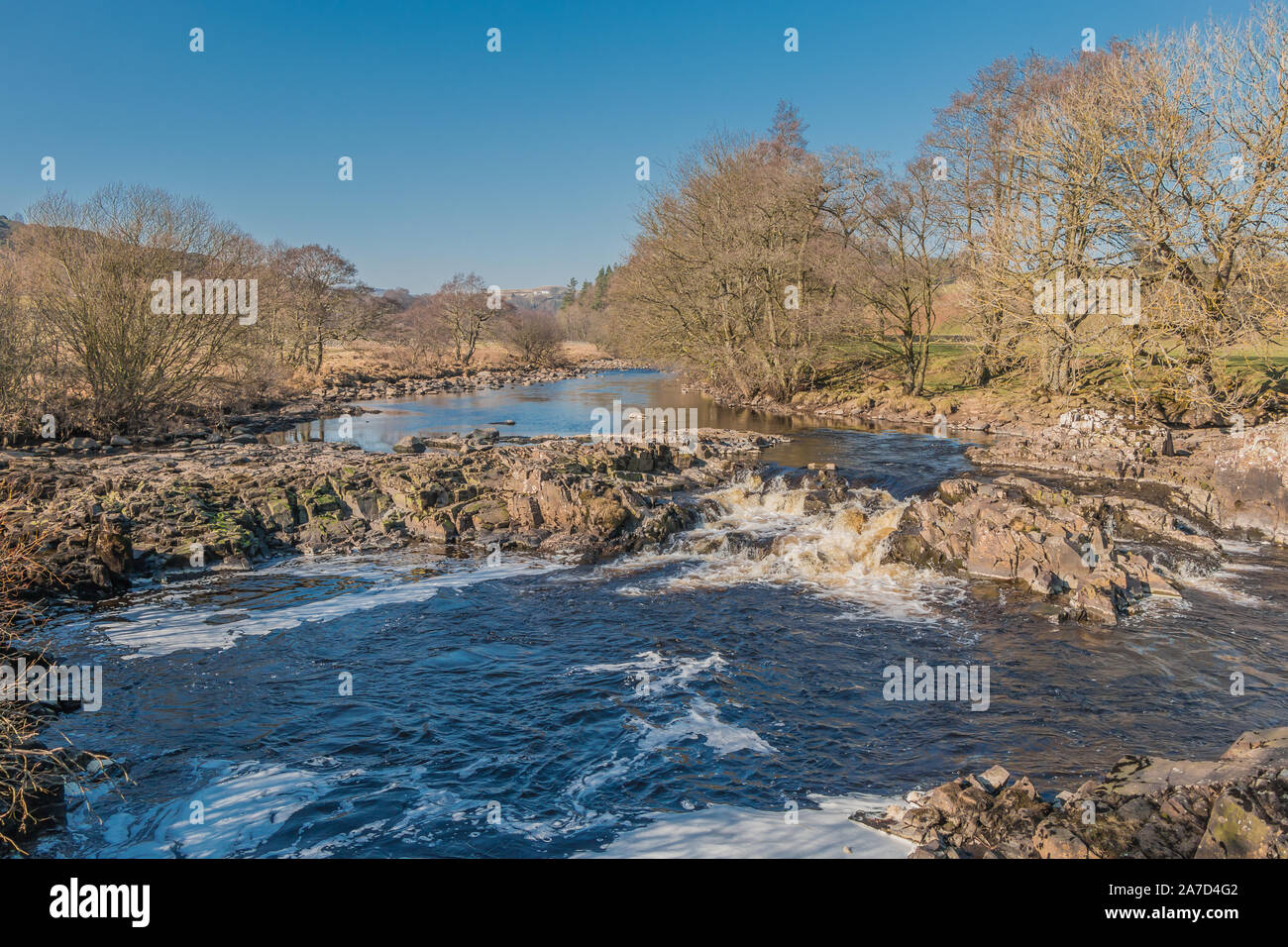 La Rivière Tees dans la région de Teesdale, entre haute et basse de la Force de travail sur un jour printanier en Février Banque D'Images