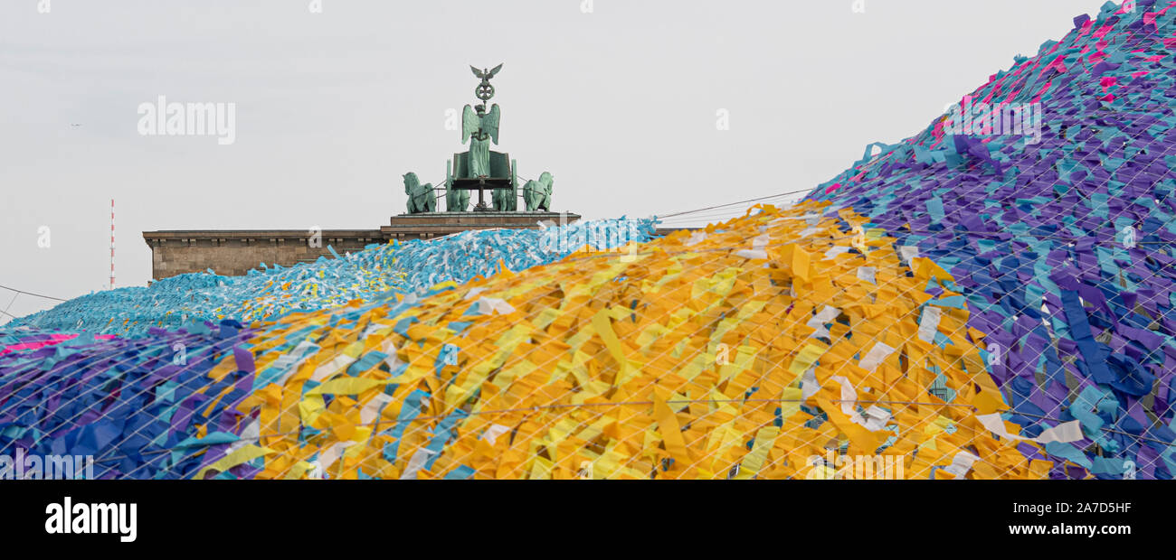 Berlin, Allemagne. 06Th Nov, 2019. L'installation "Visions in Motion" par l'artiste américain Patrick Shearn peut être vu sur Straße des 17. Juni en face de la porte de Brandebourg. À la fin de la journée, plus de 30 000 ambassades avec une longueur d'environ 150 mètres sont à flotter en face à l'anniversaire de la chute du Mur de Berlin. Crédit : Paul Zinken/dpa/Alamy Live News Banque D'Images