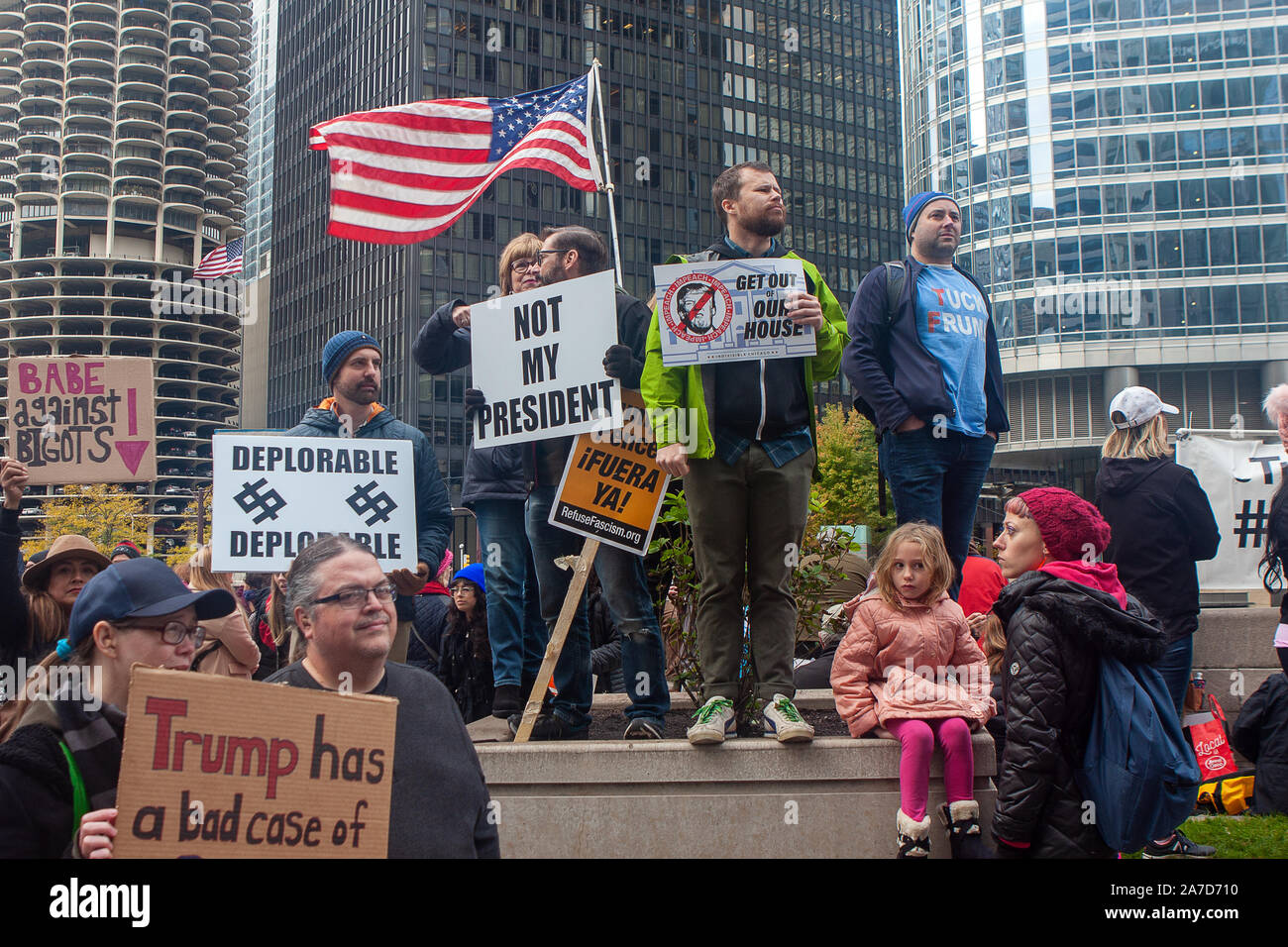CHICAGO, ILLINOIS / USA - 28 octobre 2019 : Des manifestants à l'extérieur de la Trump Tower mars au "sortir de notre maison" de protestation Banque D'Images