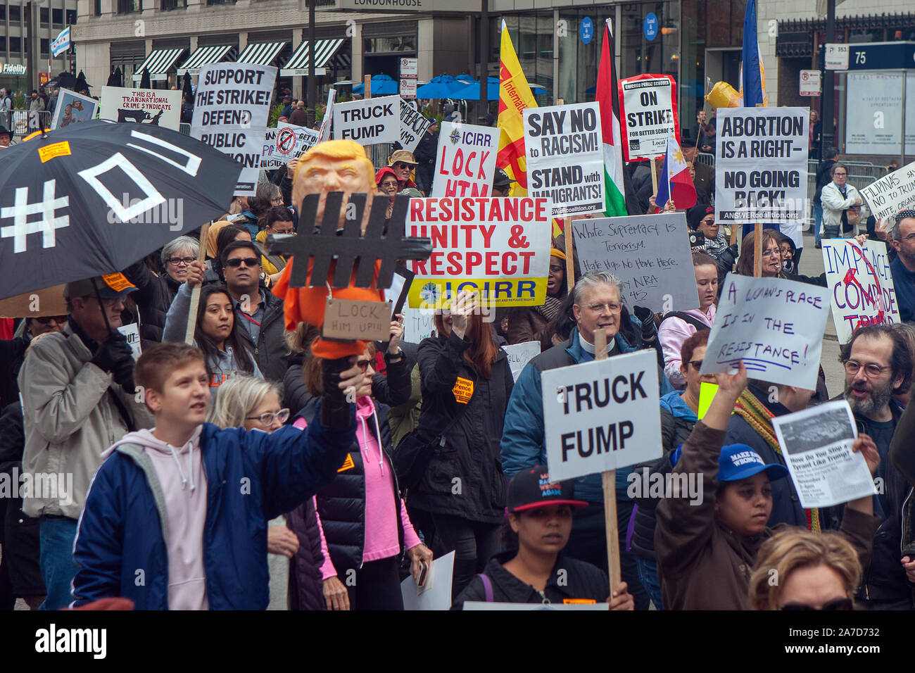 CHICAGO, ILLINOIS / USA - 28 octobre 2019 : Des manifestants à l'extérieur de la Trump Tower mars au "sortir de notre maison" de protestation Banque D'Images