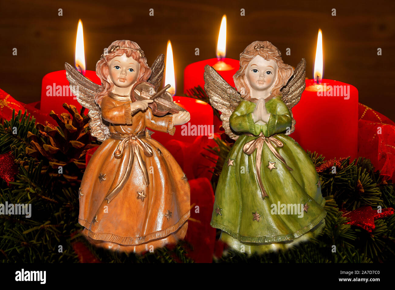 Zwei Engel, Weihnachtsengel, figure, liest ein Buch, Weihnachten, Advent, Kirche, Religion, Geige, Musikinstrument, 4. L'Avent, Adventskranz, Banque D'Images