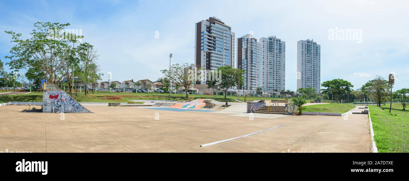 Campo Grande - MS, Brésil - 30 octobre 2019 : piste de patinage du parc des nations autochtones. Skate park avec aucun peuple au cours de la journée. Banque D'Images