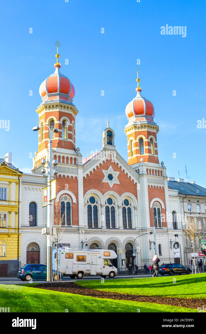 Plzen, République tchèque - Oct 28, 2019 : La Grande Synagogue de Plzeň, la deuxième plus grande synagogue d'Europe. Façade latérale de l'édifice religieux juif avec dômes en oignon. Photo verticale. Banque D'Images