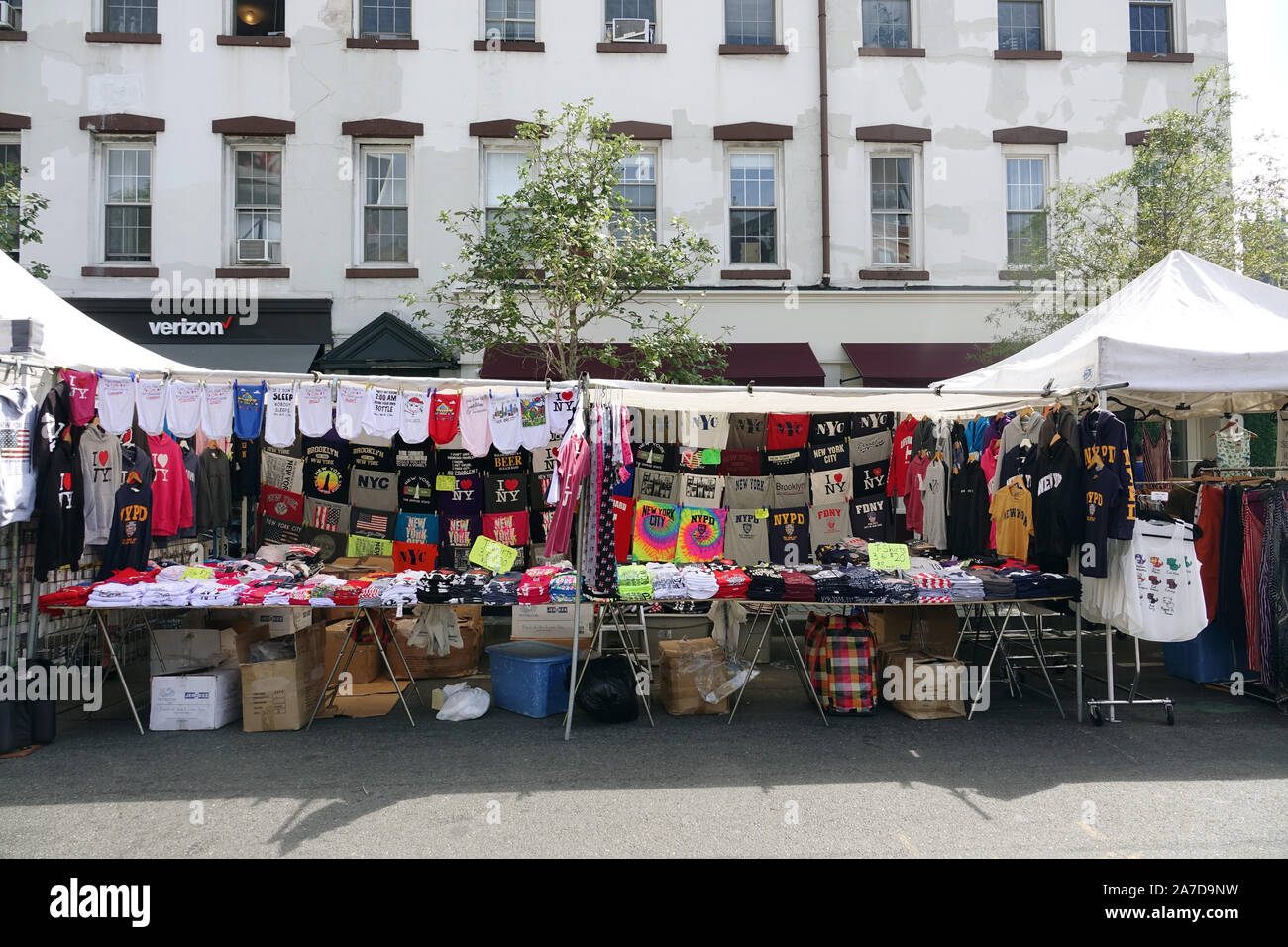 New York, USA. 05Th Sep 2019. Un souvenir stall avec chemises à Chelsea à New York district de Manhattan. La région se compose principalement d'un mélange d'immeubles et entrepôts converti (lofts). Galeries, boutiques et de nombreux restaurants et bars font le quartier très populaire. Crédit : Alexandra Schuler/dpa/Alamy Live News Banque D'Images