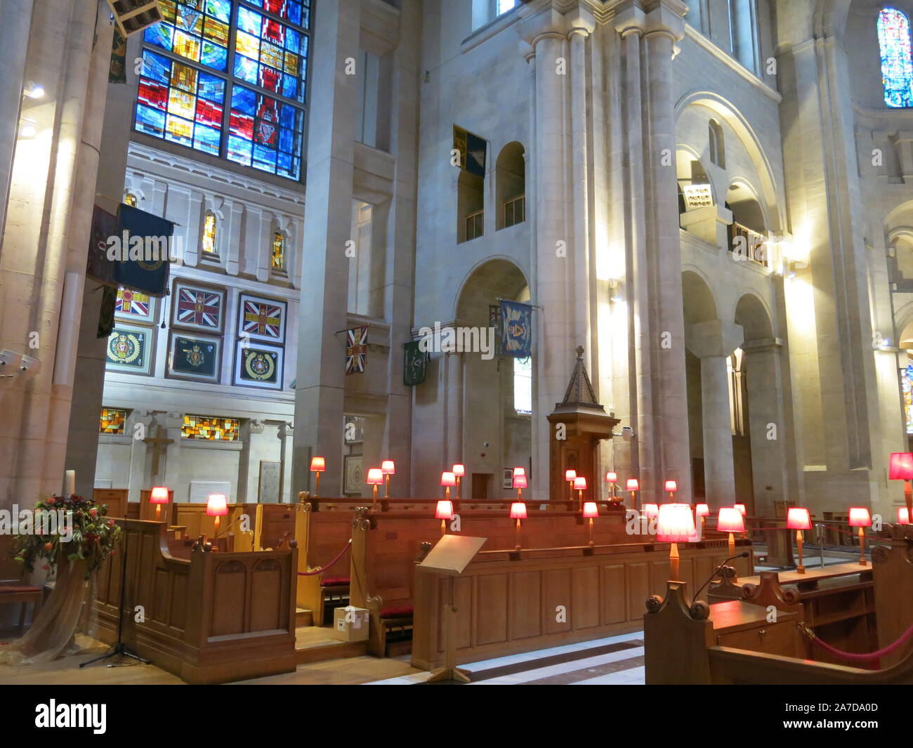 Vue de la nef en regardant vers le sanctuaire dans l'intérieur de la cathédrale romane de l'église St Anne, à Belfast. Banque D'Images
