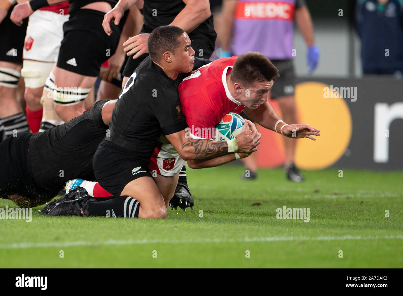 Josh Adams de galles est abordé par Aaron Smith de la Nouvelle-Zélande lors de la Coupe du Monde de Rugby Finale bronze match entre la Nouvelle-Zélande et le Pays de Galles à Tokyo, Japon, le 1 novembre 2019. (Photo de Flor Tan Jun/Espa-Images) Banque D'Images