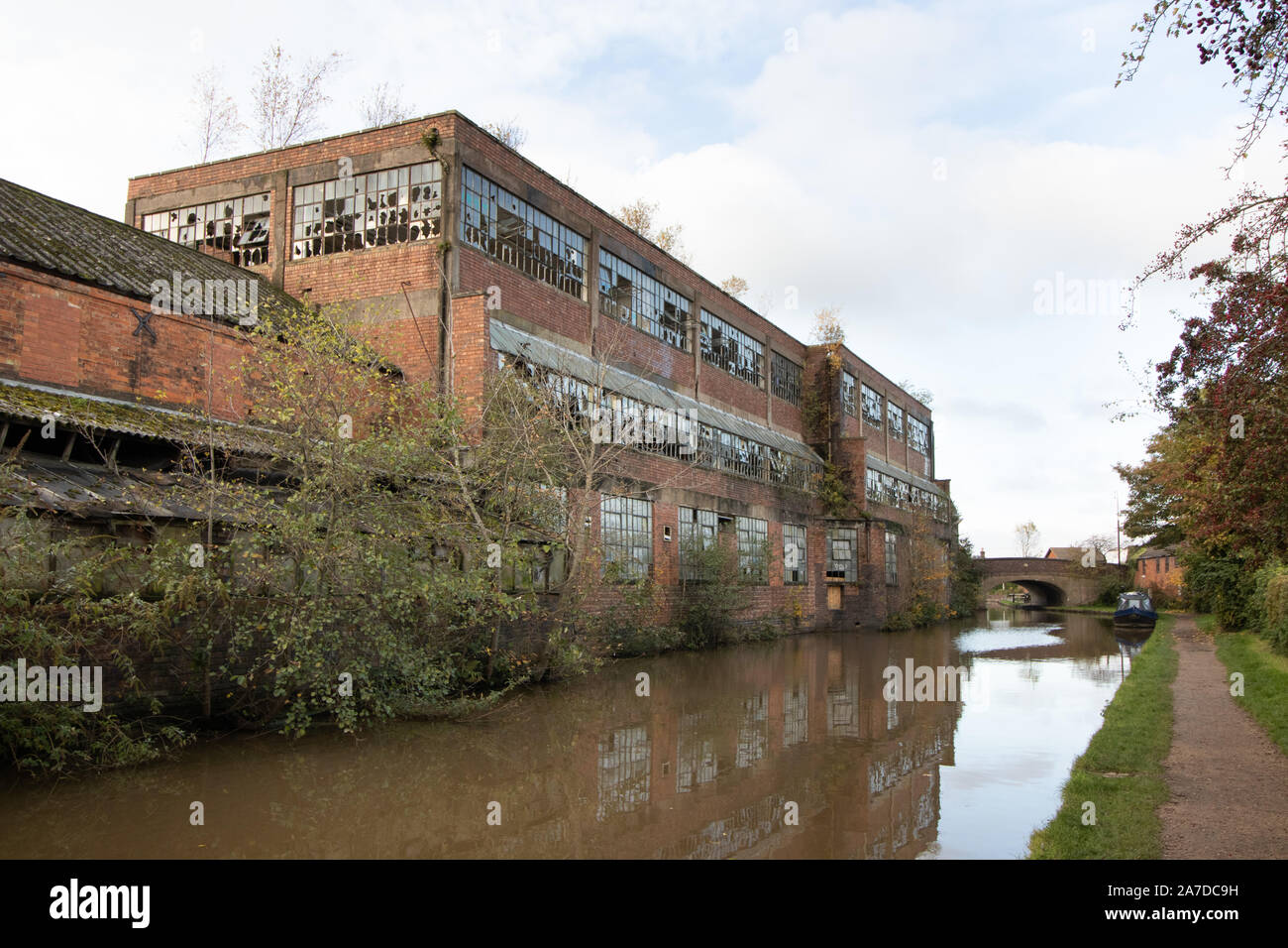 Atherstone hat factory, Coventry Canal, Atherstone. Le bâtiment délabré a résisté à vide et est maintenant prêt à devenir le logement pour les personnes âgées. Banque D'Images