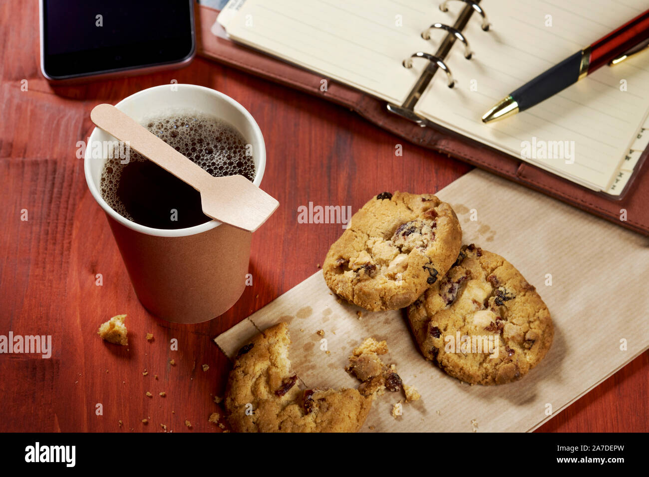 Café noir fort en papier écologique, tasse, cuillère en bois, les cookies Banque D'Images
