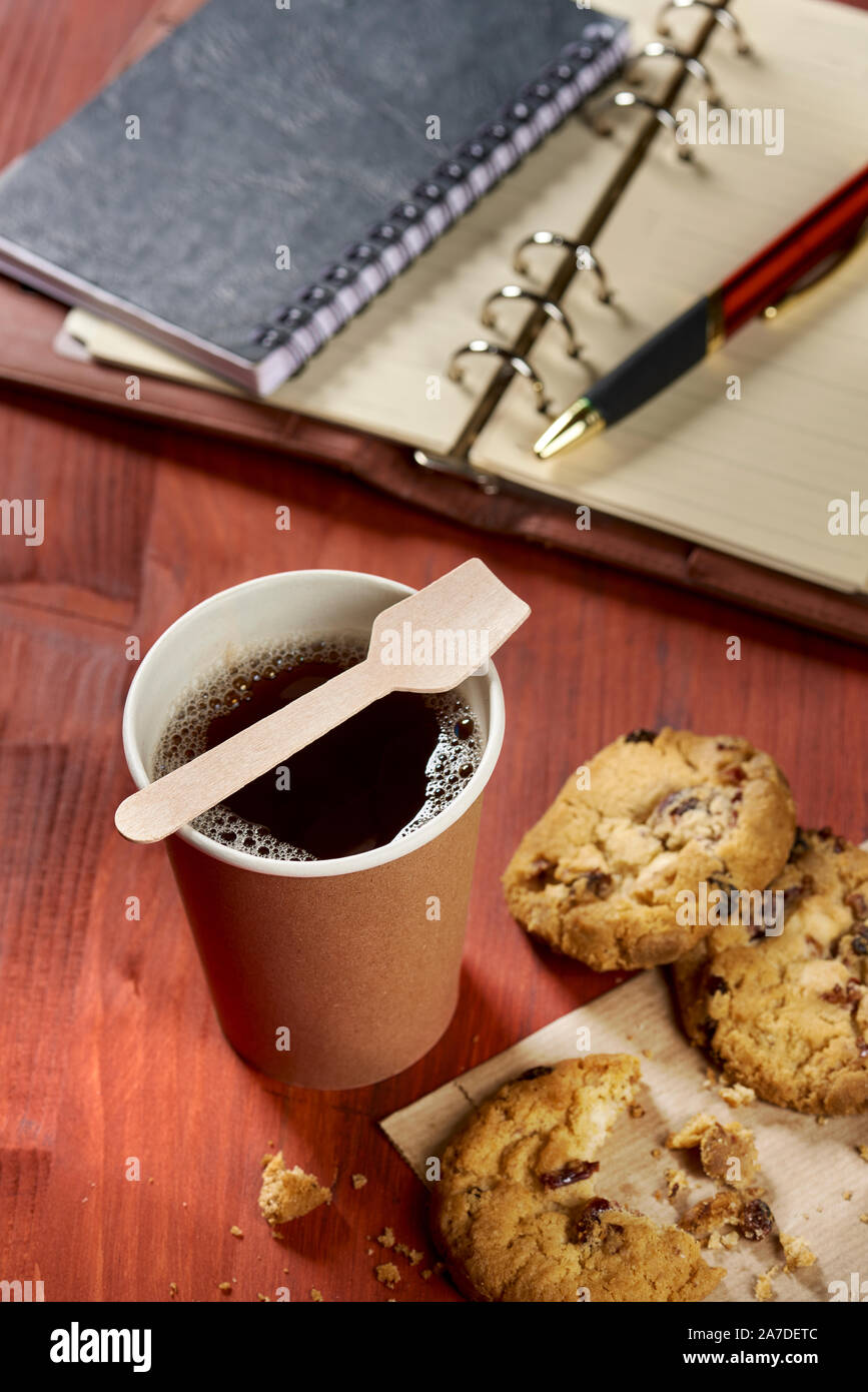 Café noir fort en papier écologique, tasse, cuillère en bois, les cookies Banque D'Images