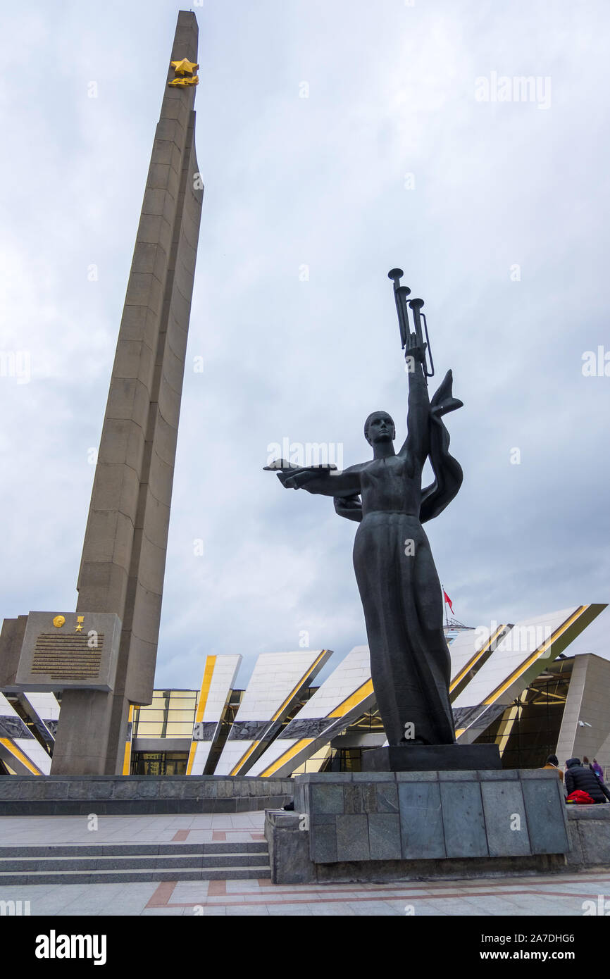 Minsk, Belarus - 13 octobre, 2019 : Héros Ville Minsk et obélisque monument situé près de Musée de la Biélorusse Grande Guerre Patriotique à Minsk, Bélarus Banque D'Images