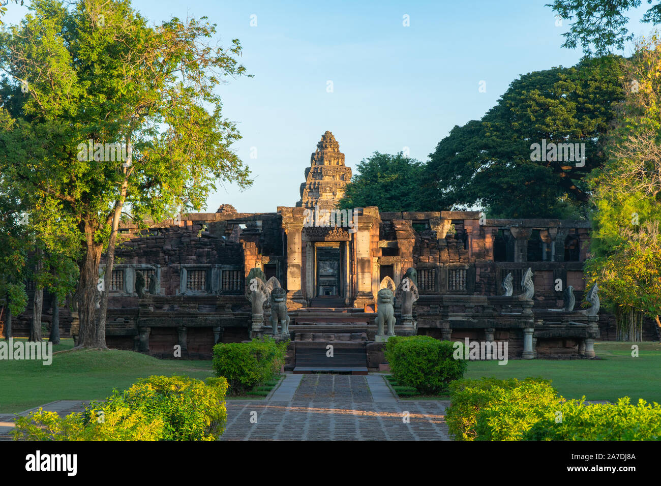 Le magnifique château en pierre dans le parc historique de Phimai. Prasat Hin Phimai khmer ancien Temple de Nakhon Ratchasima en Thaïlande. Château construit en pierre Phimai Banque D'Images