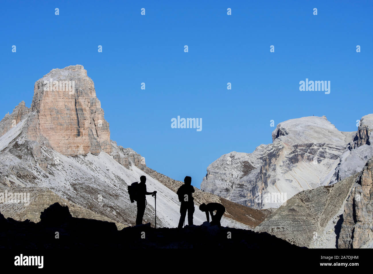 Trois alpinistes silhouette sur Torre dei Scarperi / Schwabenalpenkopf, Sexten Dolomites, Parco Naturale Tre Cime, le Tyrol du Sud, Italie Banque D'Images