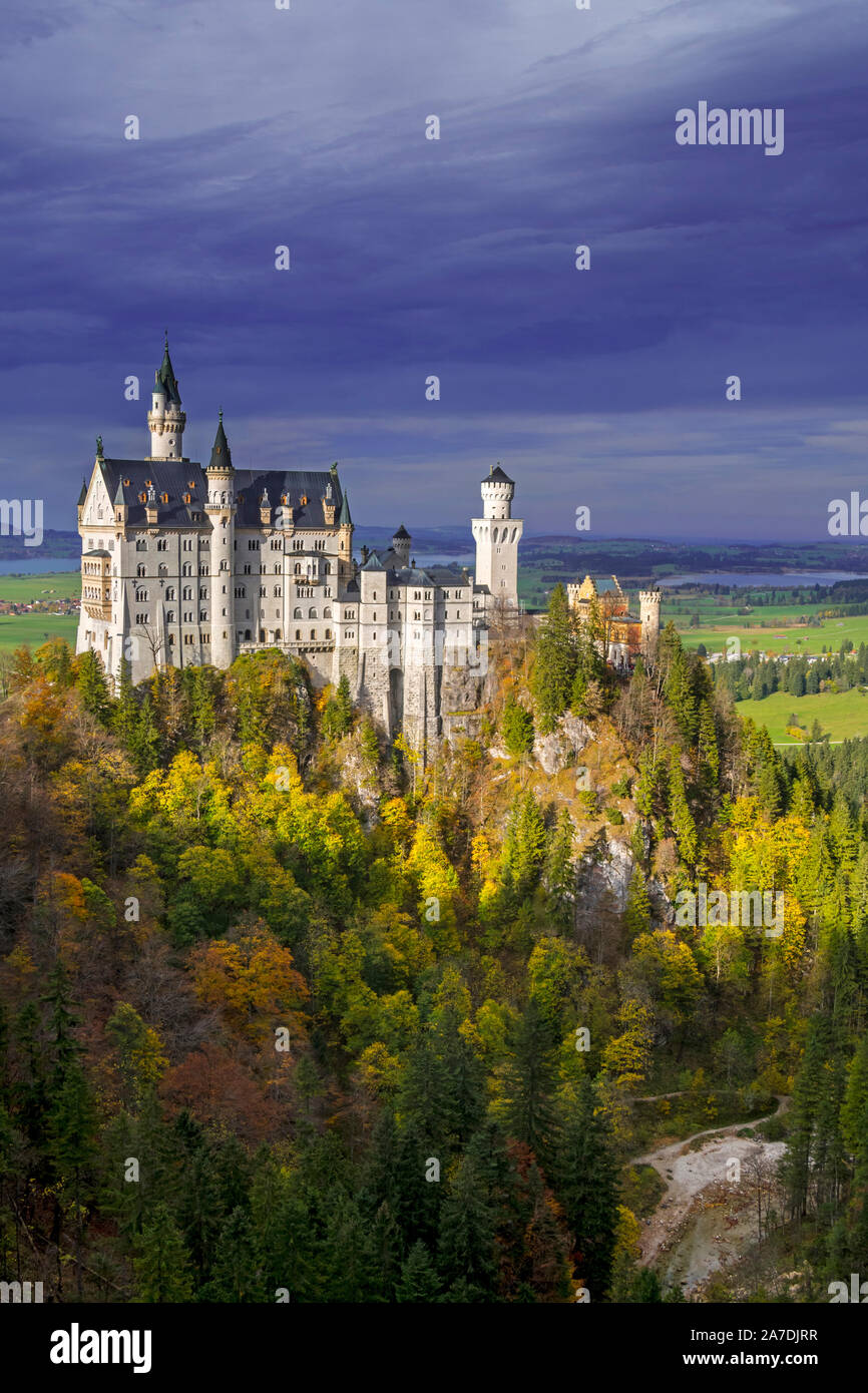 Le château de Neuschwanstein vu de Marienbrücke en automne / fall, 19e siècle palais néo-romane à Schwangau, Bavière, Allemagne Banque D'Images