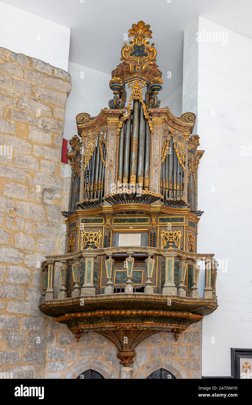 Aveiro, Portugal - 17 juillet 2019 : orgue à tuyaux à l'intérieur de la cathédrale d'Aveiro, également connu sous le nom de l'église de Saint Dominique est une cathédrale catholique romaine Banque D'Images