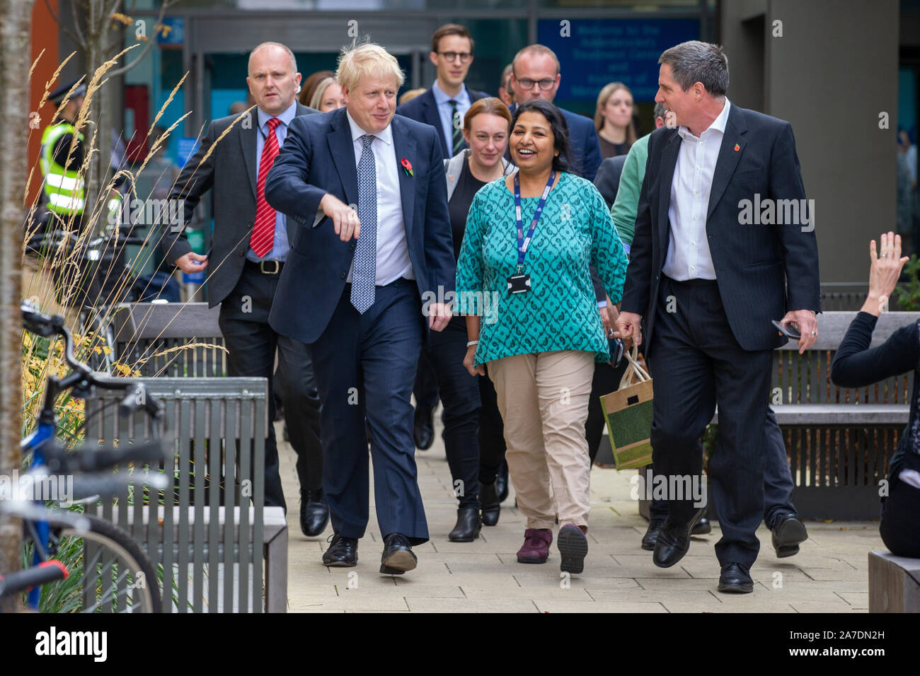 Photo datée du 31 octobre présente le premier ministre Boris Johnson quitte l'hôpital Addenbrooke à Cambridge après avoir visité l'hôpital sur la campagne électorale pour l'élection 2019. Banque D'Images