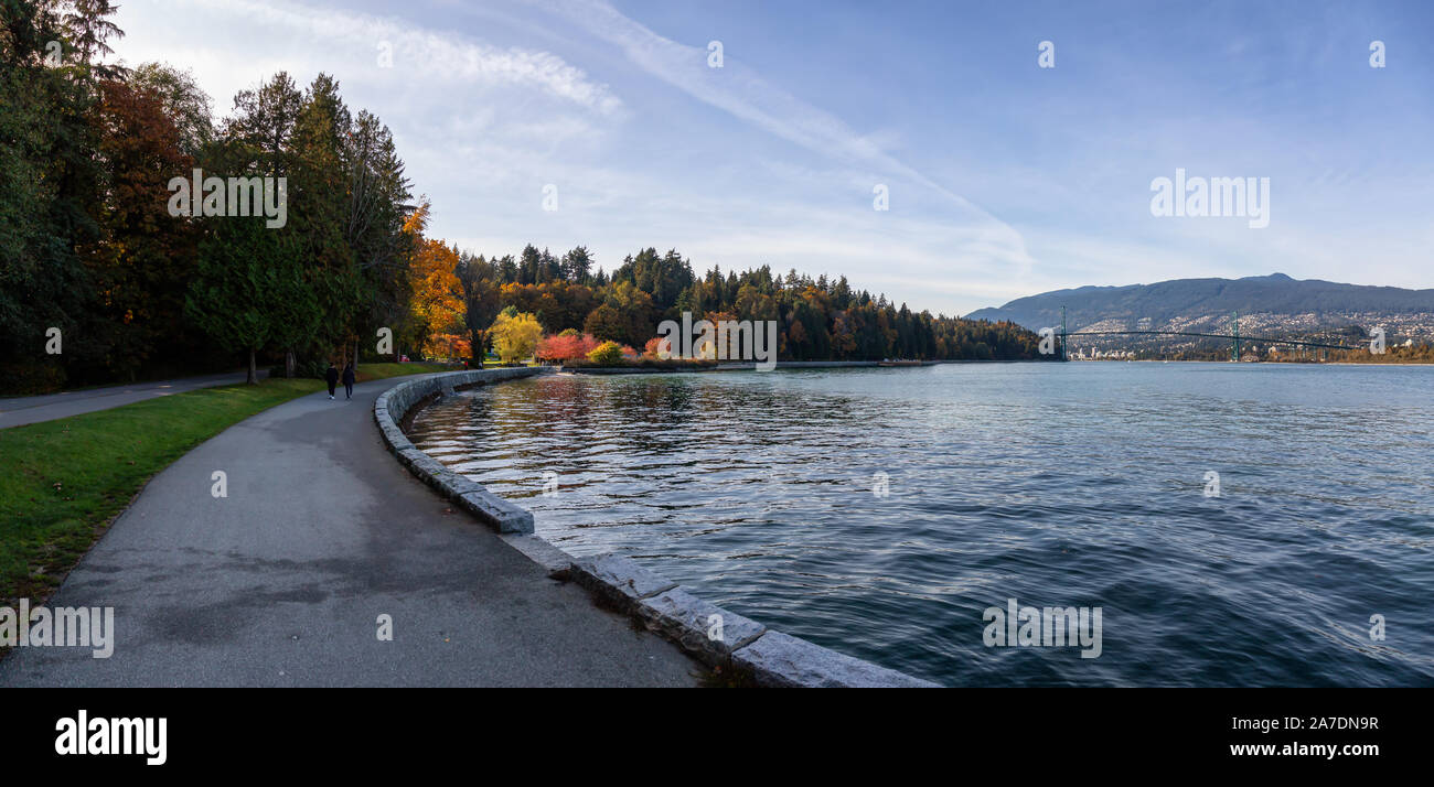 Le centre-ville de Vancouver, Colombie-Britannique, Canada. Belle vue panoramique sur Seawall à Stanley Park au cours d'une soirée ensoleillée d'automne. Banque D'Images