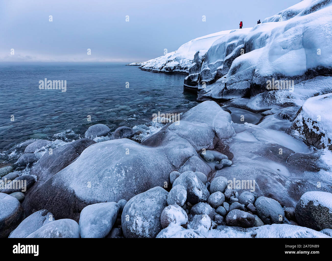 Paysage d'hiver de la mer de Barents. Montagnes couvertes de neige. Le concept d'un voyage à Teriberka, district de Mourmansk. Péninsule de Kola. Banque D'Images