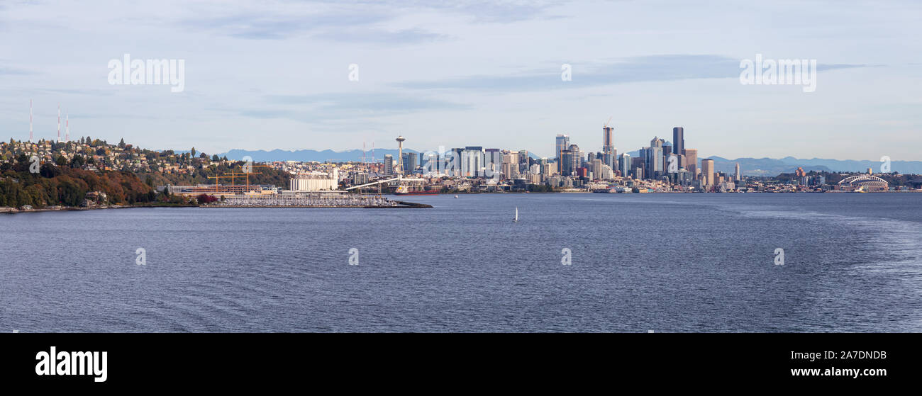 Centre-ville de Seattle, Washington, États-Unis d'Amérique. Belle vue agrandie de la ville moderne sur la côte de l'océan Pacifique lors d'un clou et ensoleillée Banque D'Images