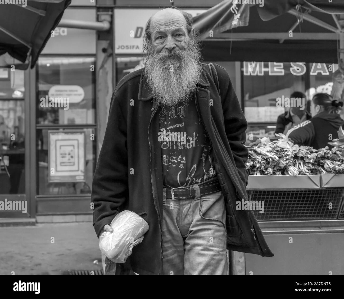 Belgrade, Serbie, May 30, 2019 : Portrait d'un homme usé (B&W) Banque D'Images