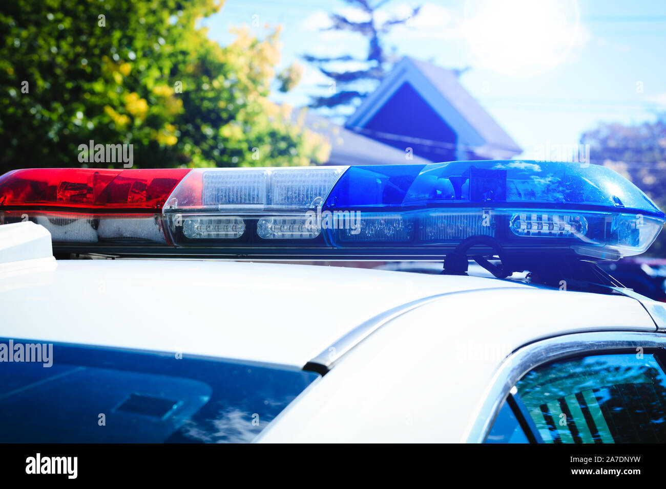 Des feux clignotants rouges d'une voiture de police patrouille dans le ...