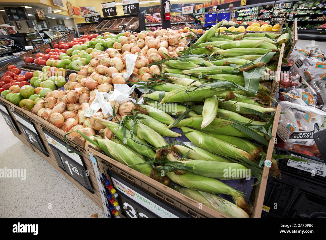 Le maïs frais les oignons et les tomates en vente dans un walmart strore Oak Ridge Tennessee USA Banque D'Images