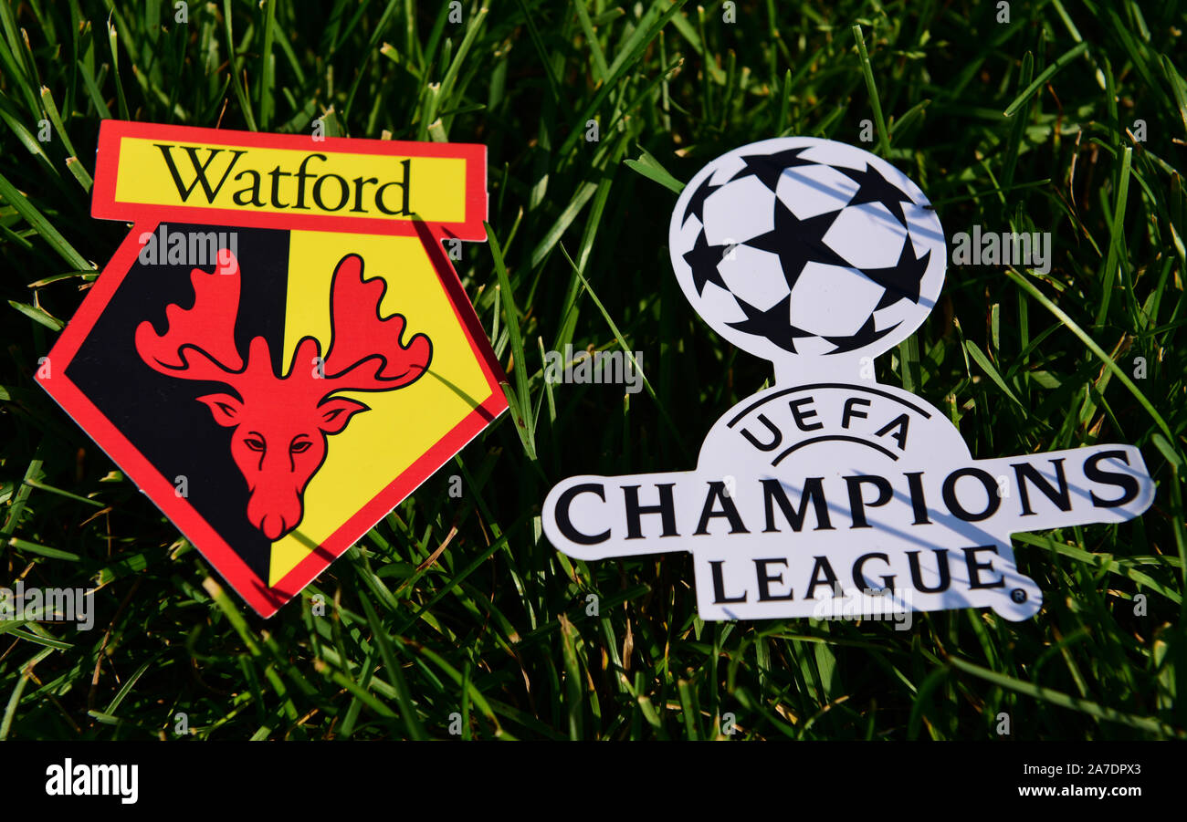 6 septembre 2019, Istanbul, Turquie. L'emblème de l'English football club Watford à côté du logo de la Ligue des Champions sur l'herbe verte de la Banque D'Images