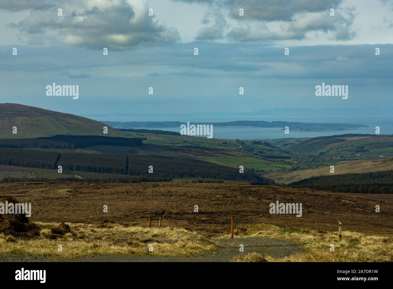 L'île de Rathlin vue vers le bas par Glenshesk de Slieveanorra mountain, comté d'Antrim, en Irlande du Nord Banque D'Images