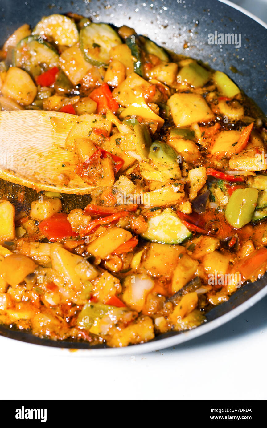 La Ratatouille Est Un Plat De Legumes A L Etuvee Provencal Francais Originaire De Nice Recettes Ingredients Tomate Ail Oignon Courgette Aubergine E Photo Stock Alamy