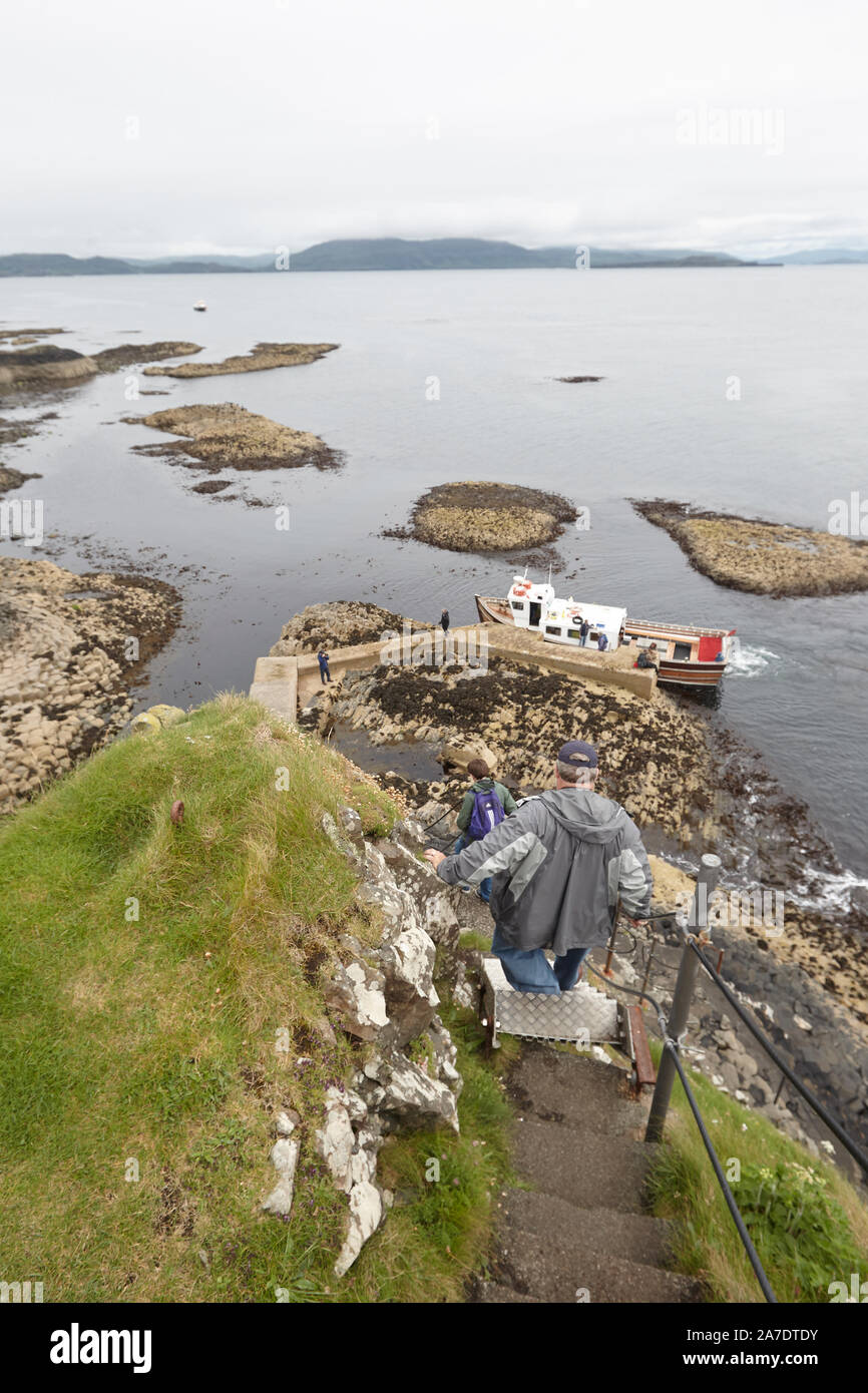 Les touristes visitent les colonnes de basalte sur l'île de Staffa, Hébrides intérieures, Ecosse, Royaume-Uni Banque D'Images
