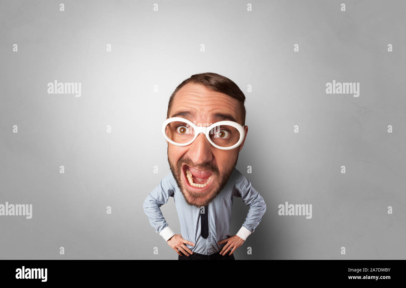 Grosse Tete Sur Les Petits Corps Avec Copie Espace Photo Stock Alamy