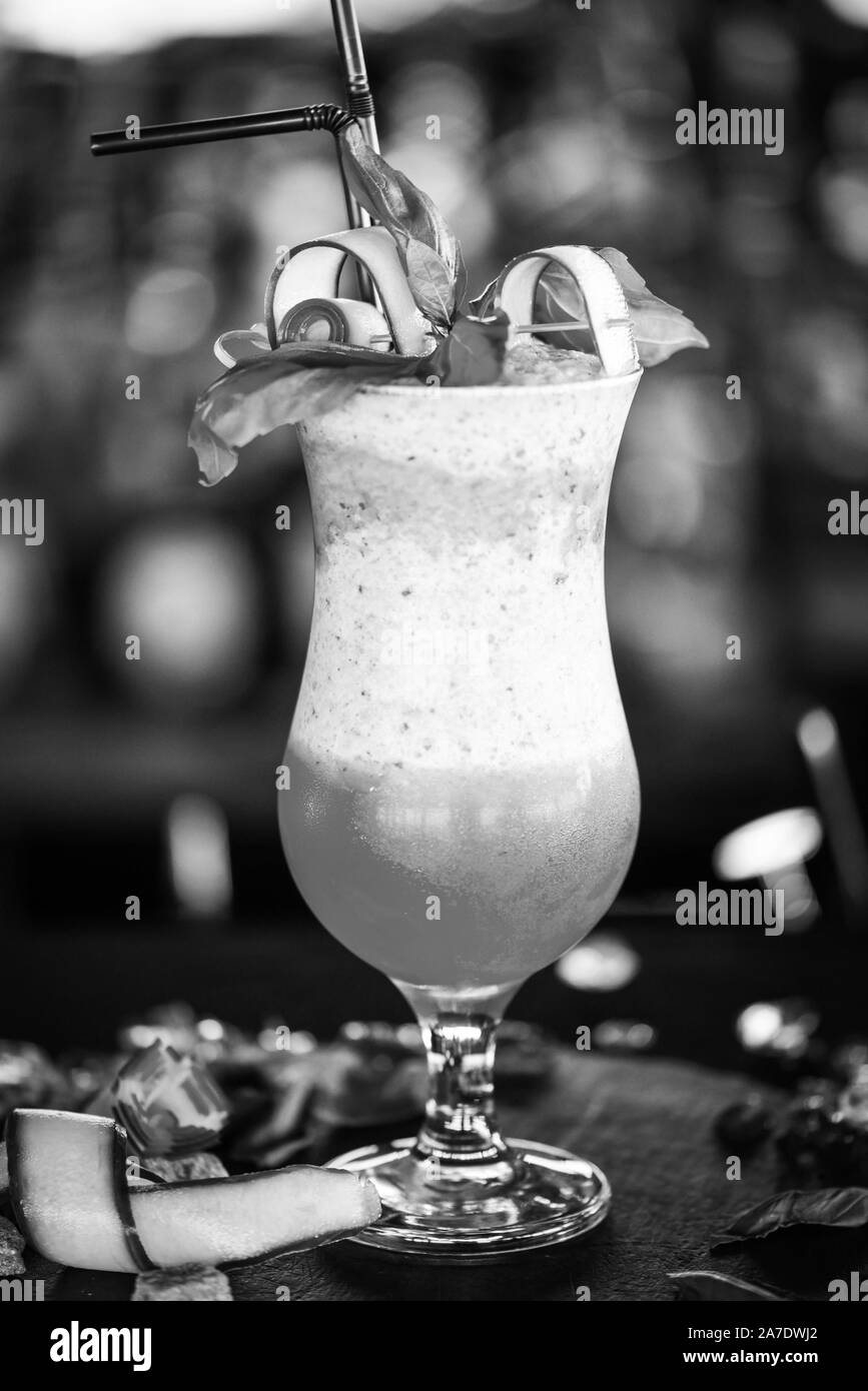 Délicieuses avec limonade concombre frais, le basilic et le sucre brun Banque D'Images