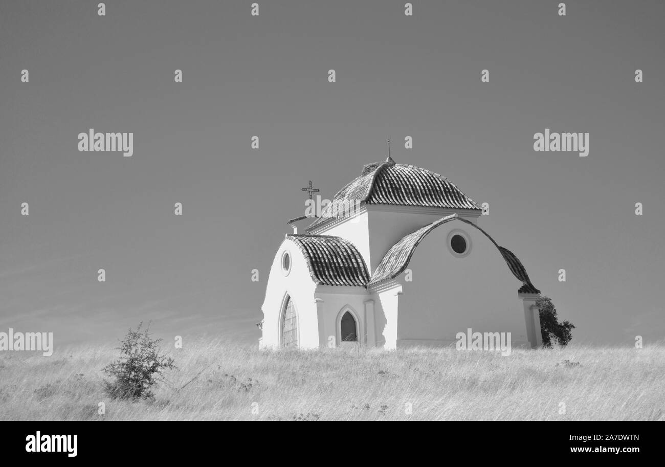Petit Ermitage en noir et blanc à la campagne pour célébrer les pèlerinages au printemps Banque D'Images