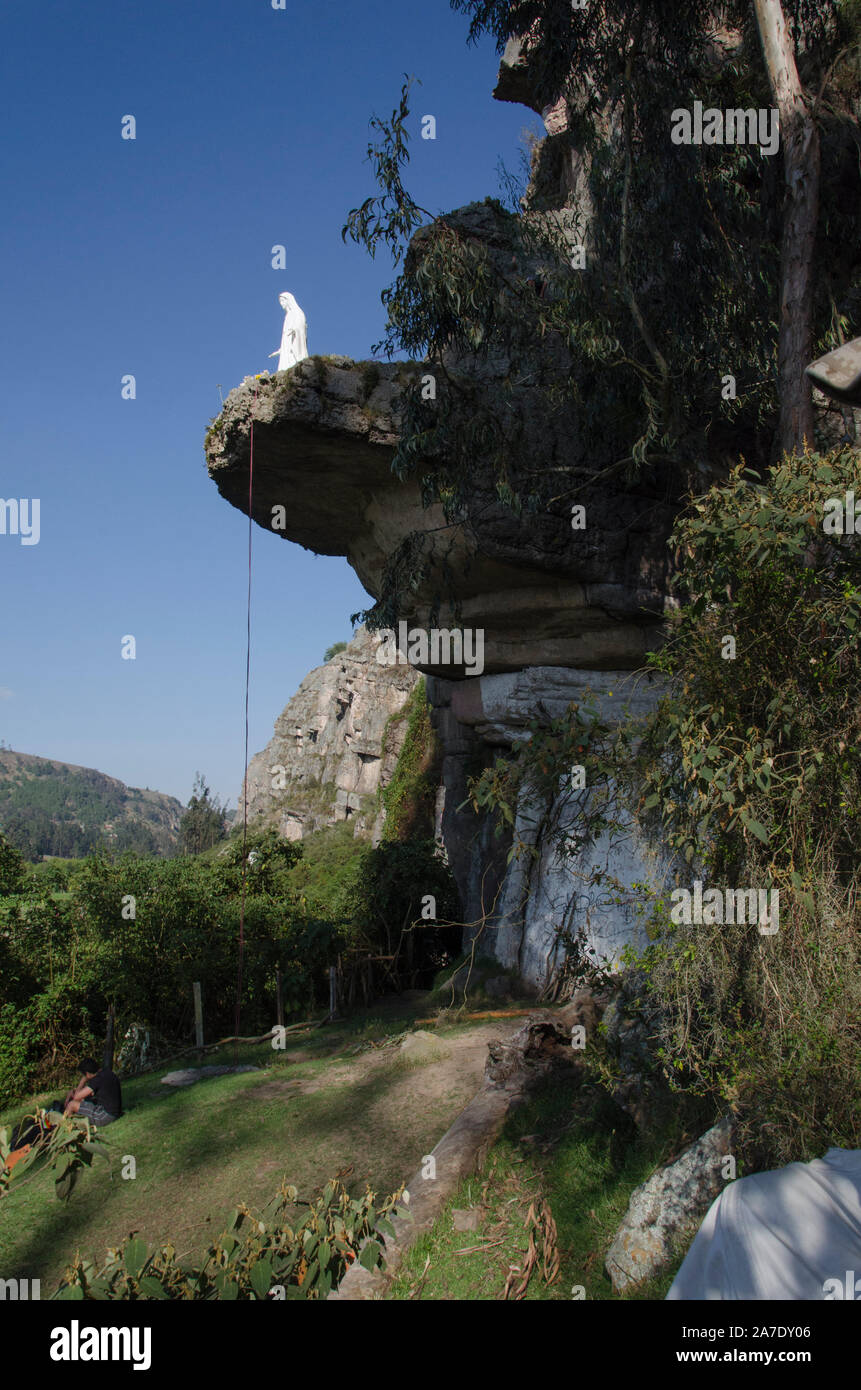 Statue de la Vierge des miracles sur les rochers de la falaise de grès Suesca, où l'escalade de la Colombie a commencé Banque D'Images