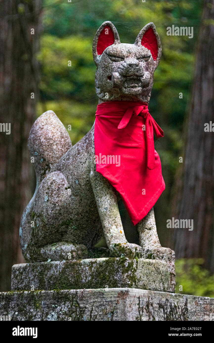 Fox Inari sanctuaire Shinto en statue à Nikko, Japon Banque D'Images