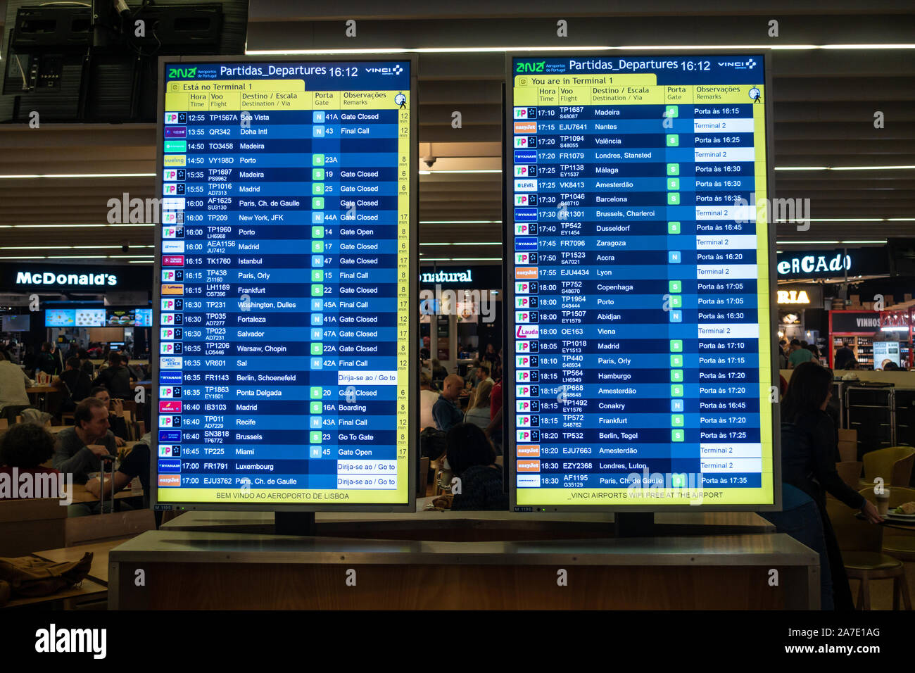 Tableaux des départs avec les temps de vols réguliers à l'aéroport de Lisbonne au Portugal Banque D'Images