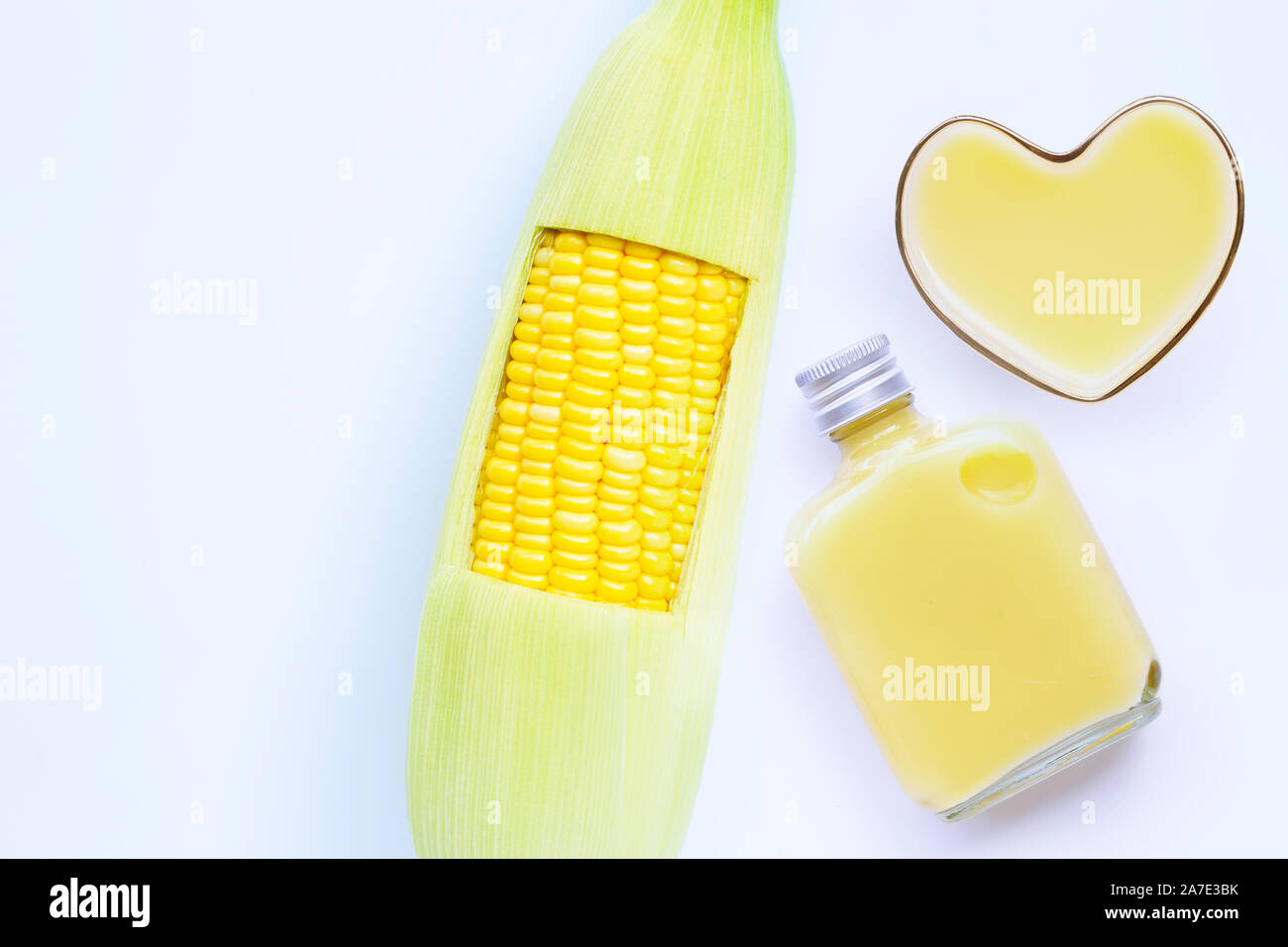 Le maïs frais avec le jus de maïs doux ou de maïs lait sur fond blanc. Copy space Banque D'Images Le maïs frais avec le jus de maïs doux ou de maïs lait sur fond blanc. Copy space Banque D'Images