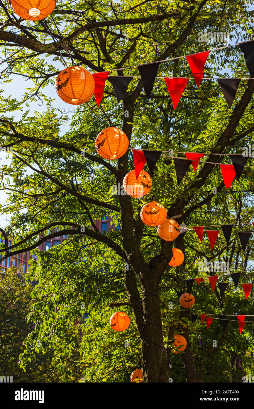 Lanternes de papier en forme de têtes de citrouille Halloween, Canal Street, Manchester, Angleterre, RU Banque D'Images