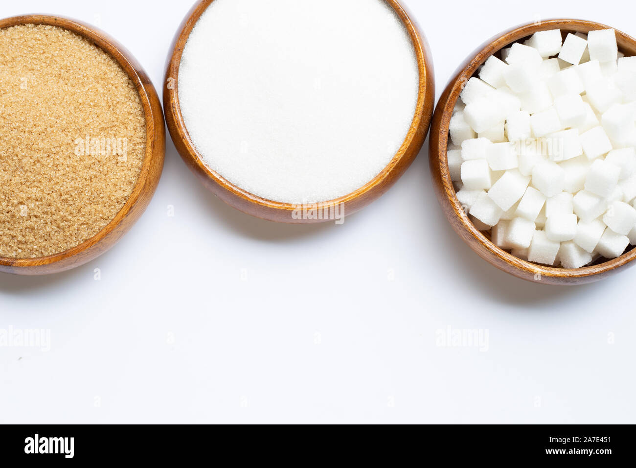 Différents types de sucre sur fond blanc. Banque D'Images