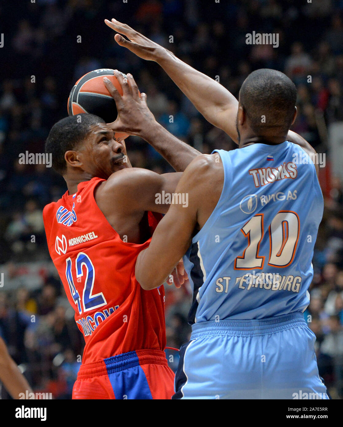 Saint-pétersbourg, Russie. 1er novembre 2019. La Russie, Saint-Pétersbourg, le 1 novembre, 2019. Le CSKA joueurs Kyle Hines et BC Zenit sera Thomas (de gauche à droite) dans l'Euroligue de basket-ball match entre les équipes de Zenit (St. Petersburg, Russie) et le CSKA Crédit : Andreï Pronin/ZUMA/Alamy Fil Live News Banque D'Images